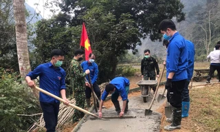 Tuổi trẻ Cao Bằng tham gia xây dựng đường nông thôn. Ảnh: Duy Chiến