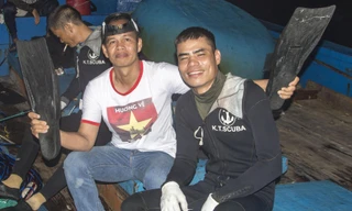 CTV Lê Văn Chương (áo trắng) trong một chuyến tác nghiệp trên biển. Ảnh: Văn Chương