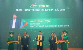 CEO Vũ Gia Luyện (Cty ITS) nhận giải thưởng Top 10 Doanh nhân trẻ khởi nghiệp xuất sắc 2021. Ảnh: NVCC