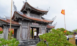 Mái chùa cong vút ở đảo Song tử Tây