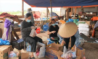 Người dân huyện Việt Yên, tỉnh Bắc Giang tặng lương thực cho công nhân tỉnh ngoài ở các khu nhà trọ