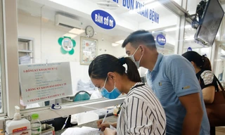 Người dân có mất đi cơ hội được khám chữa bệnh tốt nhất khi bệnh viện tự chủ sẽ không còn? (trong ảnh: bệnh nhân đến khám tại BV Bạch Mai). Ảnh: Như ý