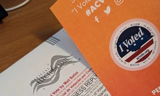 Bé trai ở khu vực vịnh San Francisco (bang California), quê của ứng viên đảng Dân chủ Kamala Harris, dán sticker bỏ phiếu bầu cử tổng thống Mỹ. Ảnh: Dong Ngo