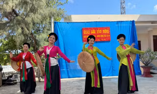 Khoảnh khắc đáng nhớ của các nghệ sỹ Chèo trên Quần đảo Trường Sa