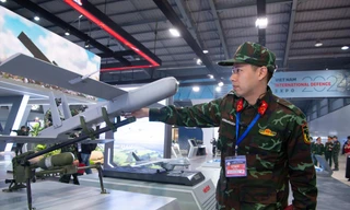 Máy bay không người lái (UAV) do đội ngũ nhà khoa học của Viettel chế tạo, sản xuất được trưng bày tại Triển lãm Quốc phòng Quốc tế 2024. Ảnh: VHT