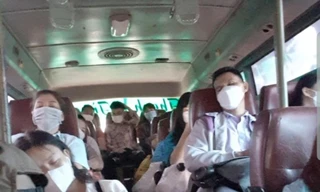 Cảnh công nhân ngủ trên xe. Ảnh: Đức Anh