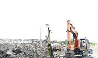 Bãi rác An Hiệp, huyện Ba Tri, tỉnh Bến Tre đang quá tải gây ô nhiễm. Ảnh: PV