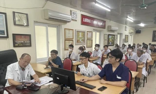 PGS.TS Đỗ Duy Cường trao đổi các ca bệnh nặng với bác sĩ và sinh viên thực tập. Ảnh: T.Hà