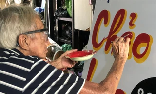 Ông Hoài Minh Phương “thị phạm” vẽ bảng hiệu