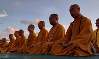 Phút tọa thiền trên boong tàu Trường Sa 571. Ảnh: Trần Tuấn