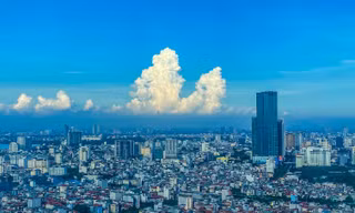 Một lãnh đạo cơ sở của Hà Nội cho rằng nhà dân làm trong ngõ nhỏ, vi phạm trật tự xây dựng từ thời điểm trước xử lý rất khó. Ảnh: Nghĩa Nguyễn