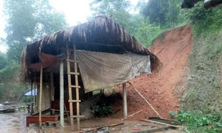 Đất đồi sạt lở làm sập một phần nhà dân ở xã Châu Khê, huyện Con Cuông (Nghệ An)