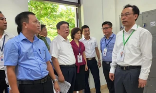 Đoàn kiểm tra công tác chuẩn bị thi tốt nghiệp THPT năm 2024 của Bộ GD&ĐT. Ảnh: CÔNG HUY