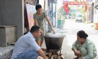 Nồi bánh chưng của Tổ trưởng Tổ tự quản số 1 Nguyễn Thanh Dũng giúp người lao động cảm thấy ấm áp hơn trong những ngày đón Tết xa quê. Ảnh: Giang Thanh