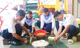 Cán bộ, chiến sỹ Nhà giàn DK 1/9 quây quần gói bánh chưng đón giao thừa