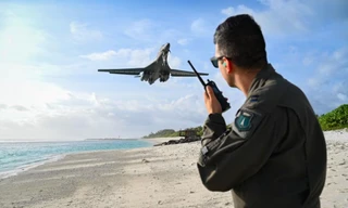 Quân nhân Mỹ theo dõi máy bay ném bom hạng nặng B-1B Lancer hạ cánh xuống căn cứ quân sự Diego Garcia, Quần đảo Chagos. Ảnh: US Air Force
