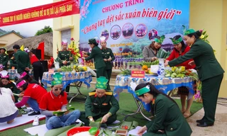 Cán bộ, chiến sĩ Bộ Chỉ huy Quân sự tỉnh Quảng Trị và đơn vị đồng hành thi gói bánh chưng, bày mâm ngũ quả trong chương trình Tết quân dân năm 2024 
