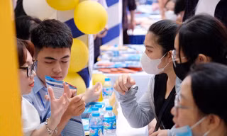 Thí sinh tham gia ngày hội tư vấn đăng ký nguyện vọng 2023. Ảnh: Mạnh Thắng