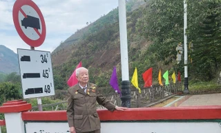 Cựu TNXP Nguyễn Tiến Năng tại khu vực cửa khẩu Ma Lù Thàng, điểm cuối của con đường chiến lược Ma Lù Thàng- thị xã Lai Châu được xây dựng năm xưa. Ảnh: NHÂN VẬT CUNG CẤP