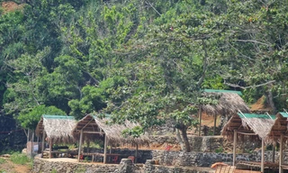 Hàng quán mọc lên bên thềm trầm tích núi lửa. Ảnh: Nguyễn Ngọc