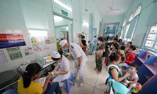 Trẻ mắc bệnh hô hấp tại khu vực phía Nam đang tăng nhanh trong gần một tháng qua. Ảnh: Phạm Nguyễn