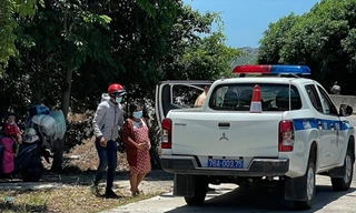 CSGT Quảng Ngãi đưa thai phụ L đi cấp cứu. Ảnh: CA cung cấp