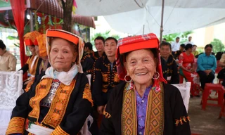 Đồng bào Dao Mẫu Sơn phấn khởi tham gia ngày hội Đại đoàn kết. Ảnh: Duy Chiến