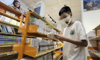 Phụ huynh, học sinh bị “móc túi” suốt thời gian qua khi mua SGK của NXBGDVN. Ảnh: Mạnh Thắng