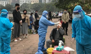 Nhân viên y tế cơ sở ở Hà Nội trong những ngày cao điểm dịch COVID-19. Ảnh: Trường Phong