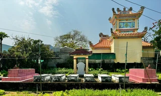 Những ngôi mộ gió đầu tiên trên đảo là mộ của cai đội Phạm Quang Ảnh cùng với 24 lính của hải đội Hoàng Sa. Ảnh: Nguyễn Ngọc