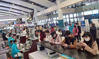 Sân bay Nội Bài đông khách trong những ngày cận Tết. Ảnh: Phạm Thanh