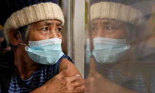 Một phụ nữ ngồi theo dõi sau tiêm vắc xin ở thành phố Quezon (Philippines) ngày 29/11. Ảnh: AP