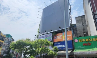 Ngã tư Kim Ngưu - Trần Khát Chân, các biển quảng cáo đã bị che lại chờ cấp phép mới