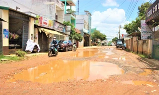 Đoạn đường Hùng Vương nhếch nhác, lắm ổ voi, gà