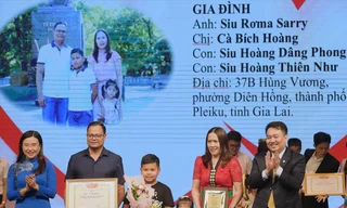 Gia đình anh Siu Rơma Sarry (ở Gia Lai) nhận khen thưởng tại Lễ tuyên dương“Gia đình trẻ Việt Nam tiêu biểu” năm 2022. Ảnh: Xuân Tùng