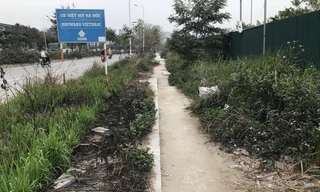 Vỉa hè tuyến đường Trịnh Văn Bô xuống cấp, hư hỏng nghiêm trọng. Ảnh: Trường Phong