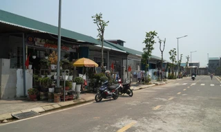 Nhìn bên ngoài, không ai nghĩ khu phố này là dãy nhà liền kề “hộ nghèo” ở Hương Sơ do chính quyền vận động hỗ trợ xây dựng tặng cho dân. Ảnh: Ngọc Văn