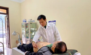 Thiếu tá QNCN Nguyễn Văn Tuyên khám cho đồng bào trên địa bàn đóng quân đến khám bệnh tại Bệnh xá đơn vị