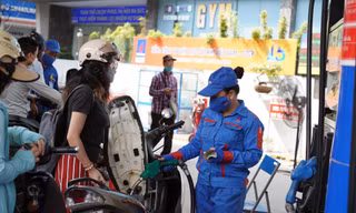 Thời gian qua quỹ bình ổn giá xăng dầu không phát huy hiệu quả. ẢNH: Như Ý