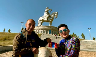 Ca sĩ Đoan Trường trong tà áo dài tặng nón lá cho một người bản xứ Mông Cổ