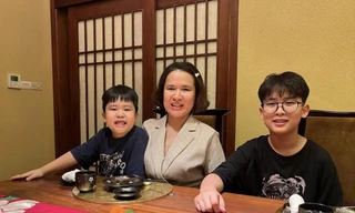 Chị Đỗ Thuý Hà, Chủ tịch Hội người mù quận Đống Đa, chụp ảnh cùng hai con trai Bill (bên phải) và Bell (bên trái)