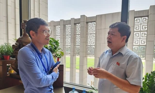 ĐBQH trao đổi với phóng viên bên lề kỳ họp. Ảnh: Đ.N