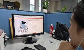 Tù 1/8 tới, chủ các sàn thương mại điện tử phải cung cấp thông tin cá nhân kinh doanh và tiến tới khai nộp thuế. Ảnh: Nguyễn Hà