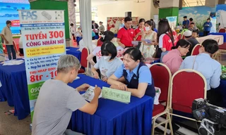 Sinh viên tìm việc làm tại Ngày hội việc làm cuối tháng 11/2024