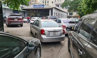 Xe ô tô xếp hàng dài trước trung tâm đăng kiểm 29.03V (Láng Thượng, Đống Đa)