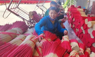 Người lao động làm hương tại làng nghề Quảng Phú Cầu