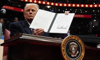 Tổng thống Mỹ Donald Trump ký một sắc lệnh hành pháp sau khi dự lễ nhậm chức ngày 20/1/2025 tại Washington. Ảnh: AP