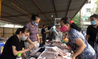 Người dân tại TPHCM tranh thủ mua thịt heo giảm giá. Ảnh: U.P