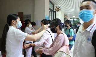 Thí sinh được đo nhiệt độ, sát khuẩn tay tại kỳ thi tốt nghiệp THPT năm 2021 đợt 1