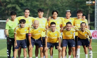 Nhạc sĩ Huy Tuấn (hàng đầu thứ hai từ trái sang) trong vai trò cầu thủ bóng đá. Ảnh: NVCC